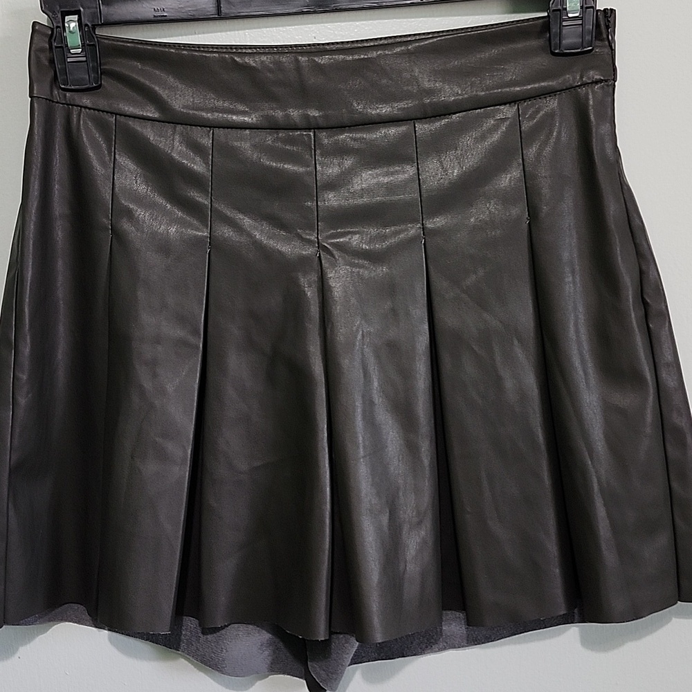 Shinestar Faux Leather Pleated Shorts Size M